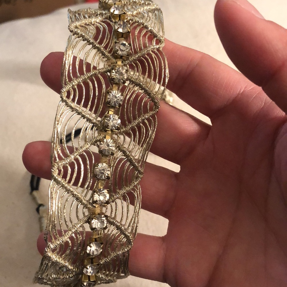 💎 Amazing jeweled headband. Amazing gold wire detail for ultimate Queen vibes. - Picture 12 of 16